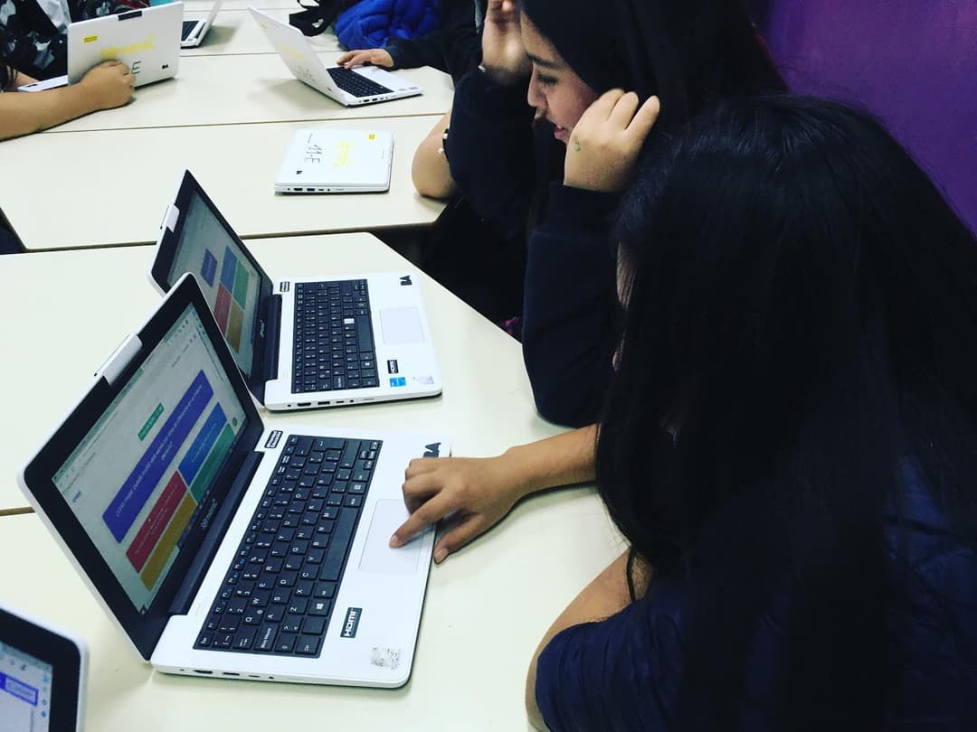 Estudiantes utilizando la aplicación CrESI